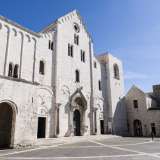 Sempre affollato di turisti e fedeli, lo spiazzo � circondato, oltre che dal maestoso luogo di culto simbolo di Bari con la sua facciata romanica sobria e possente... 